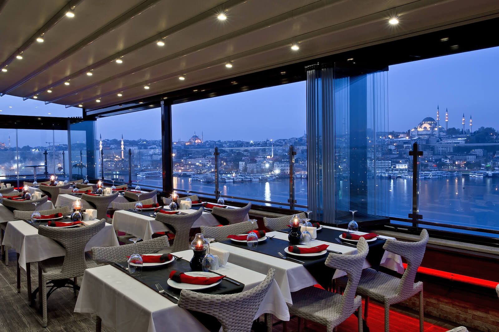 Ресторан в Стамбуле с видом на Босфор на крыше